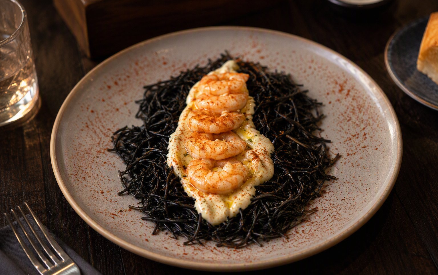 Fideos negros con langostinos